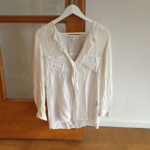  - Jättesnygg skjorta som jag älskar men är på gränsen till för liten för mig nu! Köptes i Australien i en lite butik som heter lovelygirl. Supersnygg instoppad med ett par blåa jeans. 