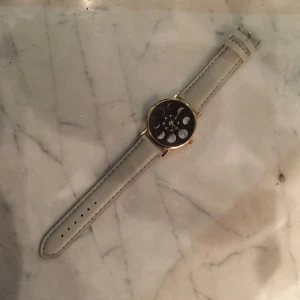  - Armbandsur 🌗🌖🌕🌔🌓🌒 batteriet måste bytas.