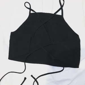  - Crop top med snörning i ryggen från ASOS i fint skick. Storlek 36.