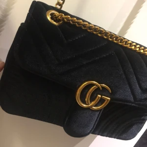  - Snygg väska i svart sammet med guld detaljer