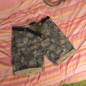  - Säljer en par shorts från River Island som har aldrig används. Man får med sig en skärp som ingår. Storleken är 30 enligt UK mått. Jag kan posta den & då ingår fri frakt.