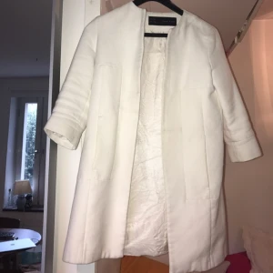  - Vit kappa köpt av Fanny Lyckman. Kommer från Zara. 