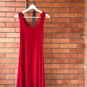 Röd lite glansig klänning med detaljerad rygg. 