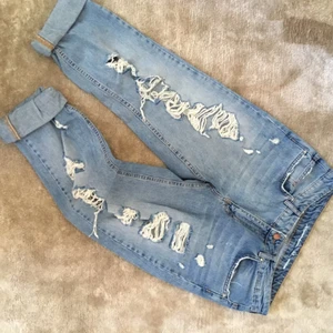  - ljusa boyfriend-jeans med slitningar. lite baggy och hur sköna som helst! har använt dessa älsklingar väl, men de har hög kvalitet för de ser ut precis som när jag köpte dem. passar dig som har S-M beroende på hur pass baggy du vill ha dem. kmr lägga upp många annonser närmsta tiden och ju fler plagg du vill ha, desto större mängdrabatt får du. möts upp i sthlm eller skickar om du betalar frakten.