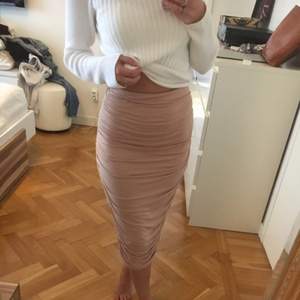 Super fin längre kjol från Missguided i strl S. Väldigt stretchig så passar mig som är en XS/S men passar även en M. Använd fåtal gånger så i bra skick. Även både mötas upp och frakta, men då tillkommer frakt i priset! 