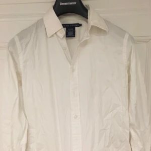  - Skjorta från Ralph lauren. Storlek 6 vilket motsvarar S. Fint skick :) pris går o diskutera :)