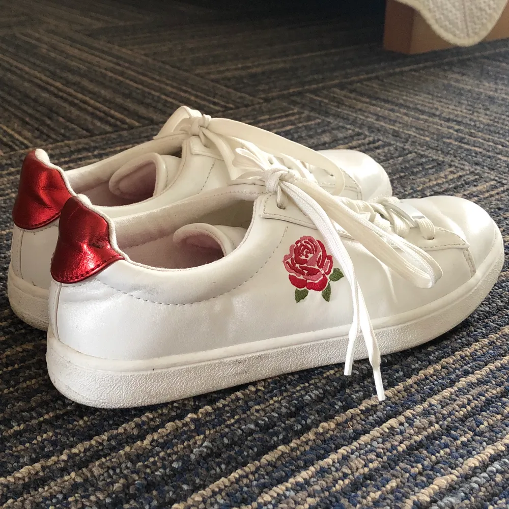 Coola vita skor från Hm, dekorerad med en ros på. Använda kanske 3-4 ggr så i utmärkt skick! Möts helst upp i stockholm, men kan frakta. Då står köparen för frakt:). Skor.