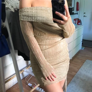 Glittrig guld klänning - Superfin klänning, helt oanvänd! 150:- + frakt. Dm för fler bilder🥰