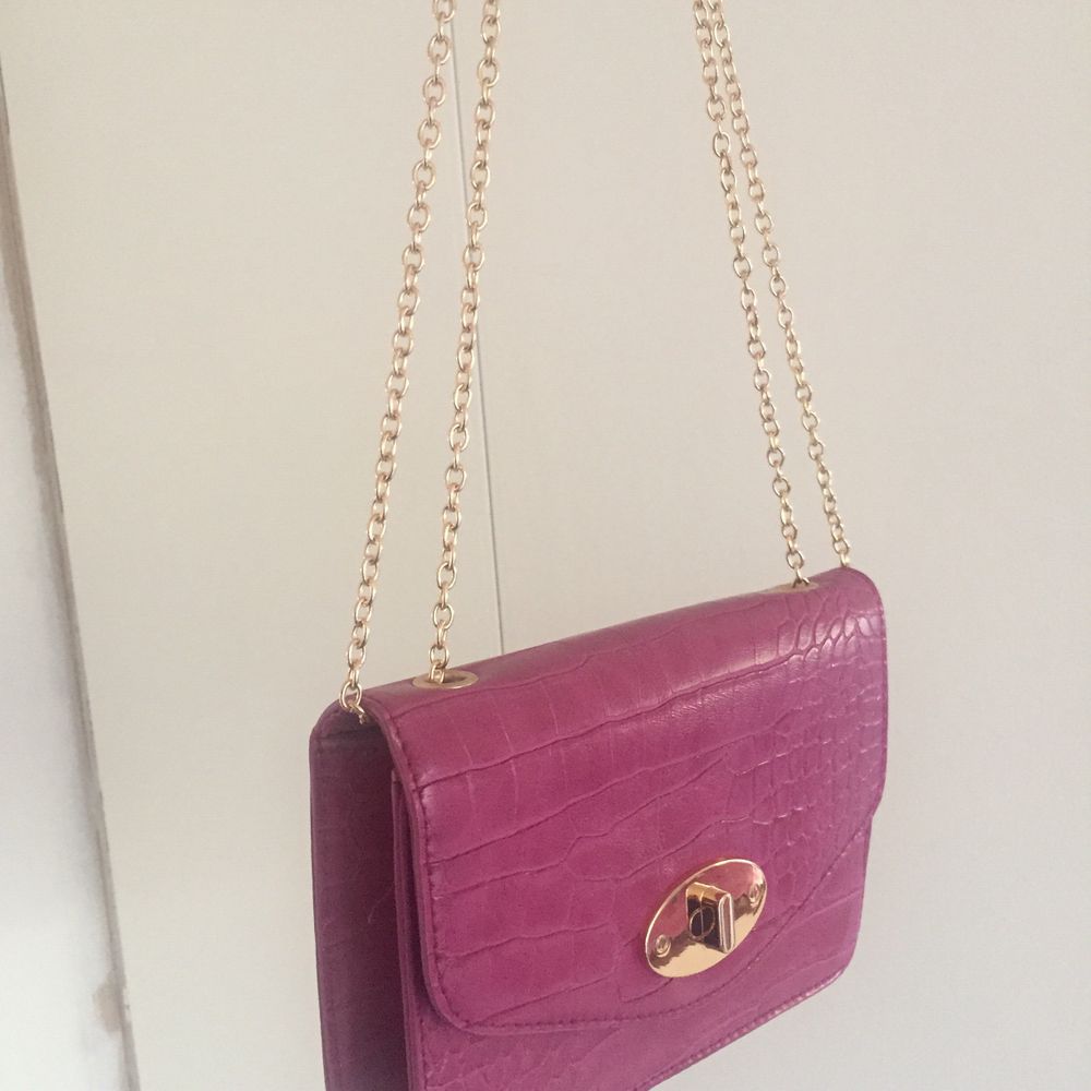 Super snygg rosa liten väska 😘 använd endast 1 gång! Väskan är helt ny, köpt på Glitter 💕. Accessoarer.