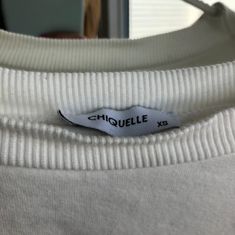 En riktigt fin tröja med en text i vitt broderi från Chiquelle. Den går att dra åt i midjan och därav kan man själv bestämma hur den ska sitta. Säljer pågrund av att den inte kommer till användning längre. Fraktkostnad tillkommer💚💚. Tröjor & Koftor.