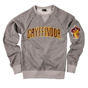 Gryffindor tröja  - Köpt på Harry Potter Warner bros studio tour, London. Använd en gång. Storlek M. Väldigt bra kvalité. Köpt för 500kr