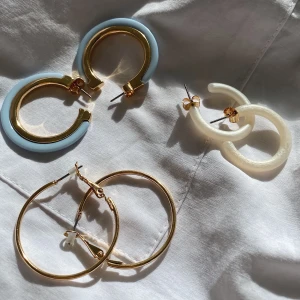 Öronhängen från monki  - 3 stycken fina öronhängen från Monki. Aldrig använda. Köp alla tre för 100 kr eller 40 kr styck. Frakt ingår i priset. EDIT: BLÅA SÅLDA, de andra finns kvar!!