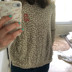 Leopard tröja  - Tröja från Galeries Lafayette,. jätte bra skick och bara använd ett fåtal gånger✨ köptes för 1000kr