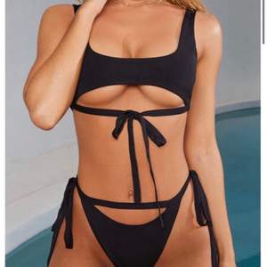 Säljer denna bikiniunderdel i storlek M, oanvänd med skyddsplast & kvitto kvar! 🥰  skickar gärna mer bilder vid intresse. Säljes för 80kr + frakt! Skriv gärna vid frågor ☺️