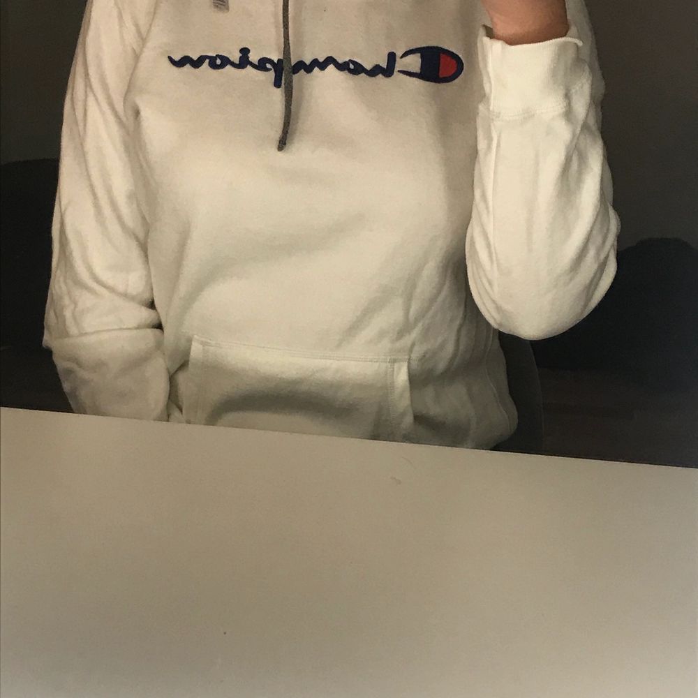 Säljer nu denna snygga hoodie ifrån champion. Hoodien har snygga detaljer så som märket på armen samt snörningen i sidan istället för på mitten av kragen. Hoodien är i storlek XL men skulle säga att den är mer M då den krymt i tvätten. Frakt tillkommer. Huvtröjor & Träningströjor.
