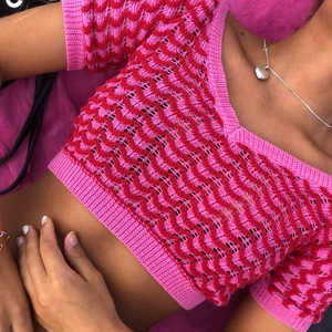 Zara top i storlek S - Slutsåld populär röd rosa top från zara. Virkad och fin kvalite! Passar S och M. Buda från 200!! Högsta bud: 550