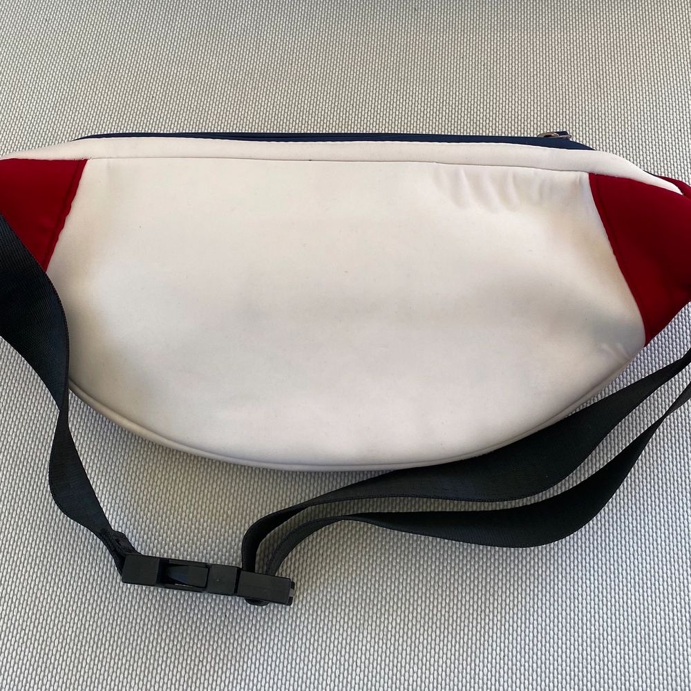 Zara TRF collection scuba fabric white & red fanny pack. Inside pocket zipper puller missing, other than that great condition Used few times only.. Väskor.