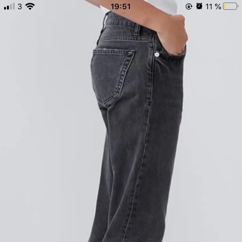 Säljer dessa populära jeans som är slutsålda på zara. De är tyvär för små för mig så därför jag säljer. De passar även om man är lång! Hösta bud nu på 460 kr, buda!. Jeans & Byxor.