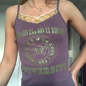 Linne - COOLSIDE UNIVERSITY i skimrande text och skirmrande guld kant  💚💚💚