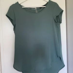 Tröja - Tröja från ONLY, storlek 34, endast använd en gång, köparen står för frakten