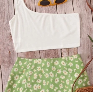 Linne - Trendigt one shoulder linne. Helt oanvänt och perfect nu till sommaren. Har väldigt många intresserade, buda gärna i kommentarerna på inlägget❤️frakt 22kr