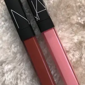 Light coverage lipgloss.