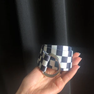 Skärp - Snyggt rutigt skärp som aldrig är använt 