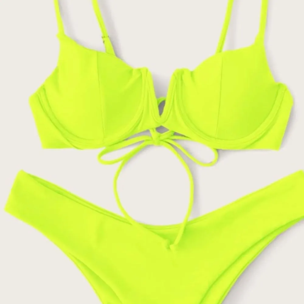 Allseles nyköpt bikini ifrån shein!!Säljes då den tyvärr ej passade. Aldrig använd, Storlek S men passar även XS 🥺Original pris 130kr, BUDA!💗💗Skriv gärna om ni har några funderingar  . Övrigt.