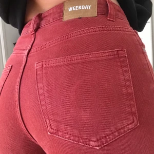 Weekday jeans  - Super fina weekday jeans i tvättad röd färg, super fina och lätta att bleka i annan färg eller ändra färg. Storlek W 24 och L 30. Frakt 60kr för köpare 😁 pris kan sänkas för snabb affär. Bra skick. Nypris är 500kr