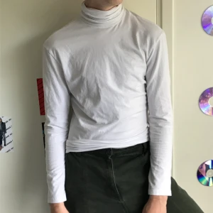 polotröja  - vit polo från h&m. inga fläckar eller andra skador ✨