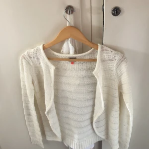 Stickad tröja  - Söt virkad /stickad tröja . Öppen i fram 