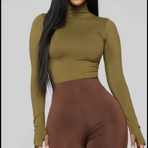 Tröja från Fashion Nova - Tröja från Fashion Nova i storlek M/L, sitter väldigt tight så passar mindre storlekar också. Slutsåld Online, använd fåtal gånger
