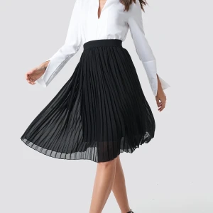 midikjol från nakd😍 - Snygg, pliserad, svart midikjol från nakd😍  Endast använd 1 gång. Orginalpris: 400kr Hör av er om ni har fler frågor eller om ni vill ha fler bilder⚡️💕