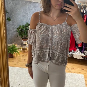 Mönstrad off-shoulder topp - Jättefin off-shoulder topp med fint mönster! Använd men i bra skick. Skulle säga att den passar xs-m!frakt tillkommer! Bara att skicka om du har några fler frågor eller vill ha fler bilder!❤️