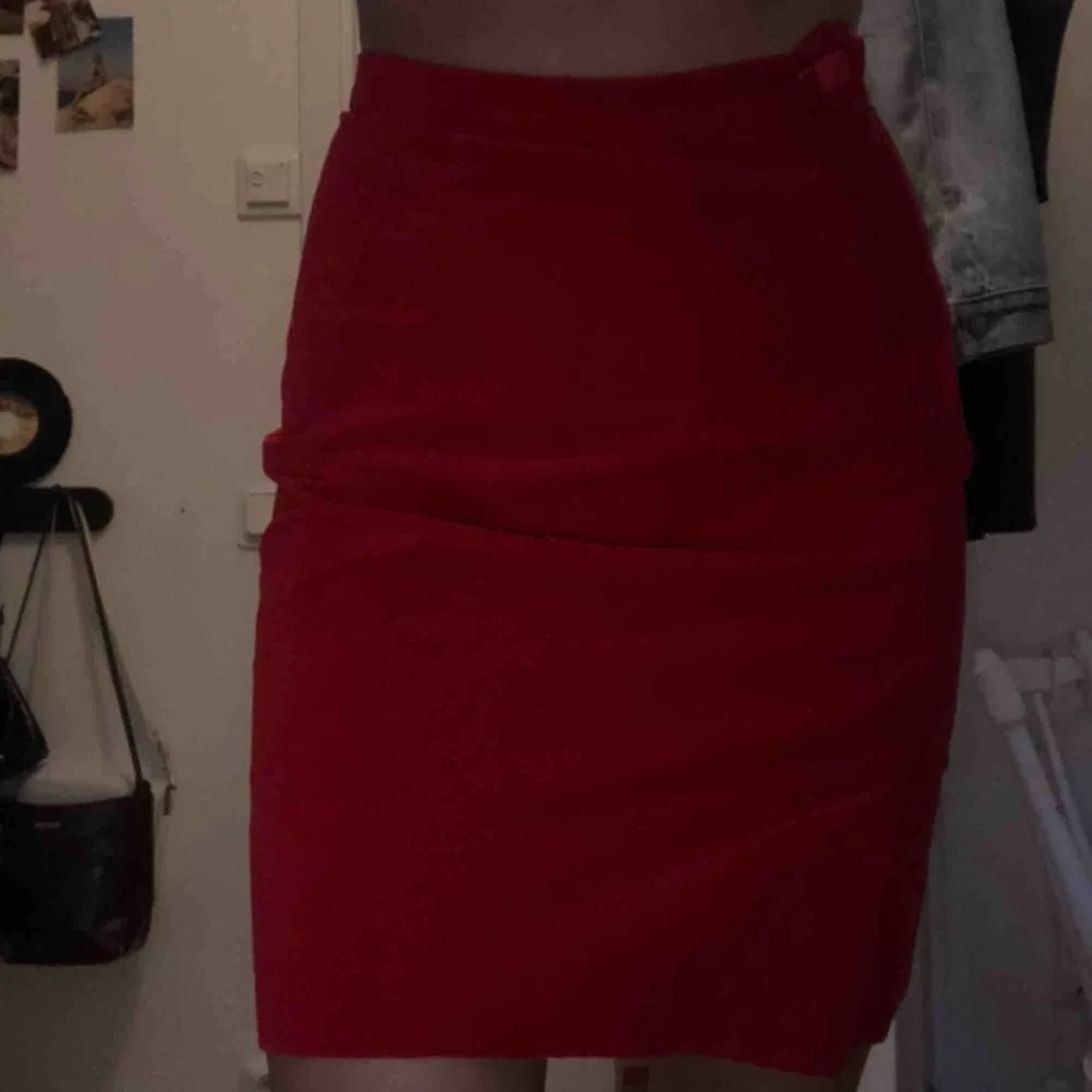 Klarröd kjol köpt på en secondhand därav vet jag inte märke då inga lappar finns inuti. Jag skulle säga att det är en S i storleken och jag säljer den för 50kr❤️. Kjolar.