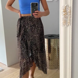 Leopardkjol - Säljer denhär knappt använda leopardkjolen då den är lite för stor för mig. (jag är 160 cm) 💙 betalsätt: swish (22 kr frakt).