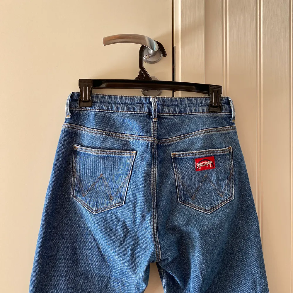 Ett par skitsnygga bootcut jeans från Wrangler. Tyvärr lite för små för mig. Nypris ca 900 och använd 2-3 gånger. Köparen står för frakten!! . Jeans & Byxor.