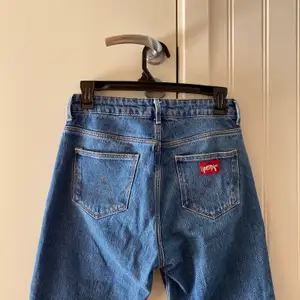 Ett par skitsnygga bootcut jeans från Wrangler. Tyvärr lite för små för mig. Nypris ca 900 och använd 2-3 gånger. Köparen står för frakten!! 