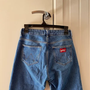Bootcut jeans från Wrangler  - Ett par skitsnygga bootcut jeans från Wrangler. Tyvärr lite för små för mig. Nypris ca 900 och använd 2-3 gånger. Köparen står för frakten!! 