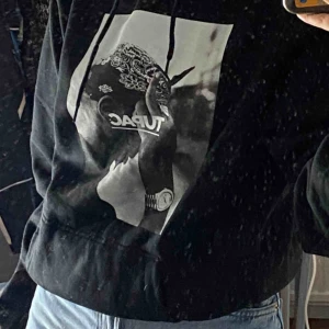  - Snygg tupac hoodie köpt på junkyard. Frakt tillkommer, kan möjligtvis mötas upp i Gbg 