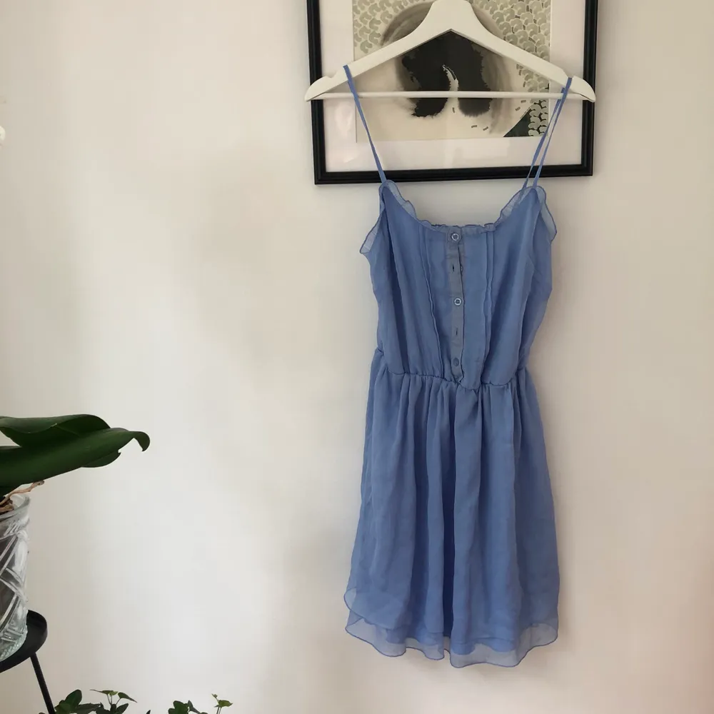 Suuuperfin somrig klänning i så fin blå färg! Köparen står för frakt🦋. Klänningar.