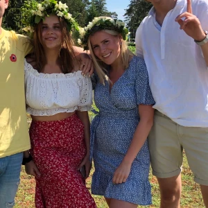 Superfin klänning i strl S - Så sjukt fin sommarklänning. Passar en XS - M då man kan knyta åt i midjan. 🤗 Älskar denna och säljs endast vid bra bud 🥰 Endast använd vid midsommar förra året. Budgivning avslutas kl 10.00. Högsta bud: 400kr inklusive frakt