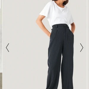 Kostymbyxor NAKD - Nästan oanvända kostymbyxor från NAKD i storlek 36 🤩 Möts upp i Stockholm annars betalar köparen för frakt 