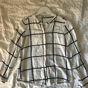 Skjorta DM retro - Rutig skjorta från DM retro stl M! Så fin och bra kvalite (och fett skrynklig just nu haha). Hittade dock en liten liten slitning (bild 3) men riktigt fin och baaall ändå. 