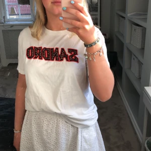 Sandro t-shirt - Säljer denna gulliga Sandro t-shortsen med ett coolt tryck. Bus börjar från 100kr💕