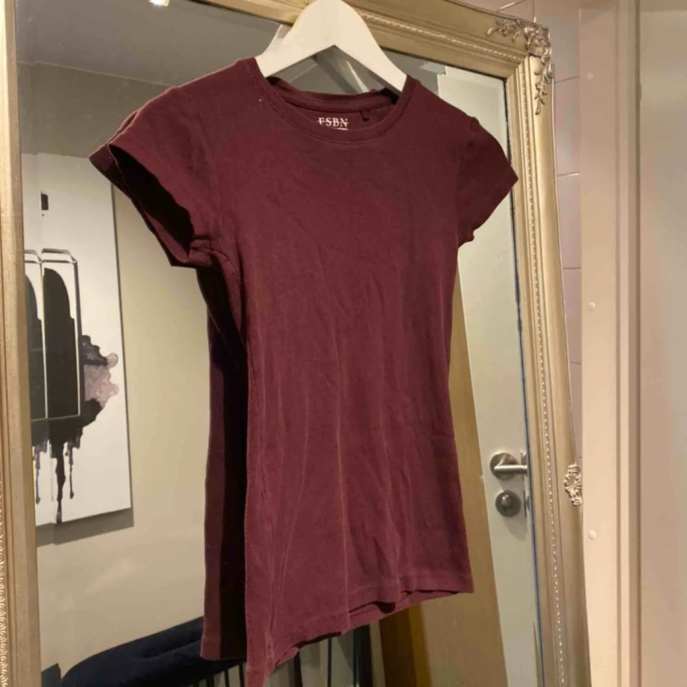 Snygg, ribbad t-shirt i vinrött!   Skick: använd 1 gång  Kan skickas för 22 kr 💌. T-shirts.