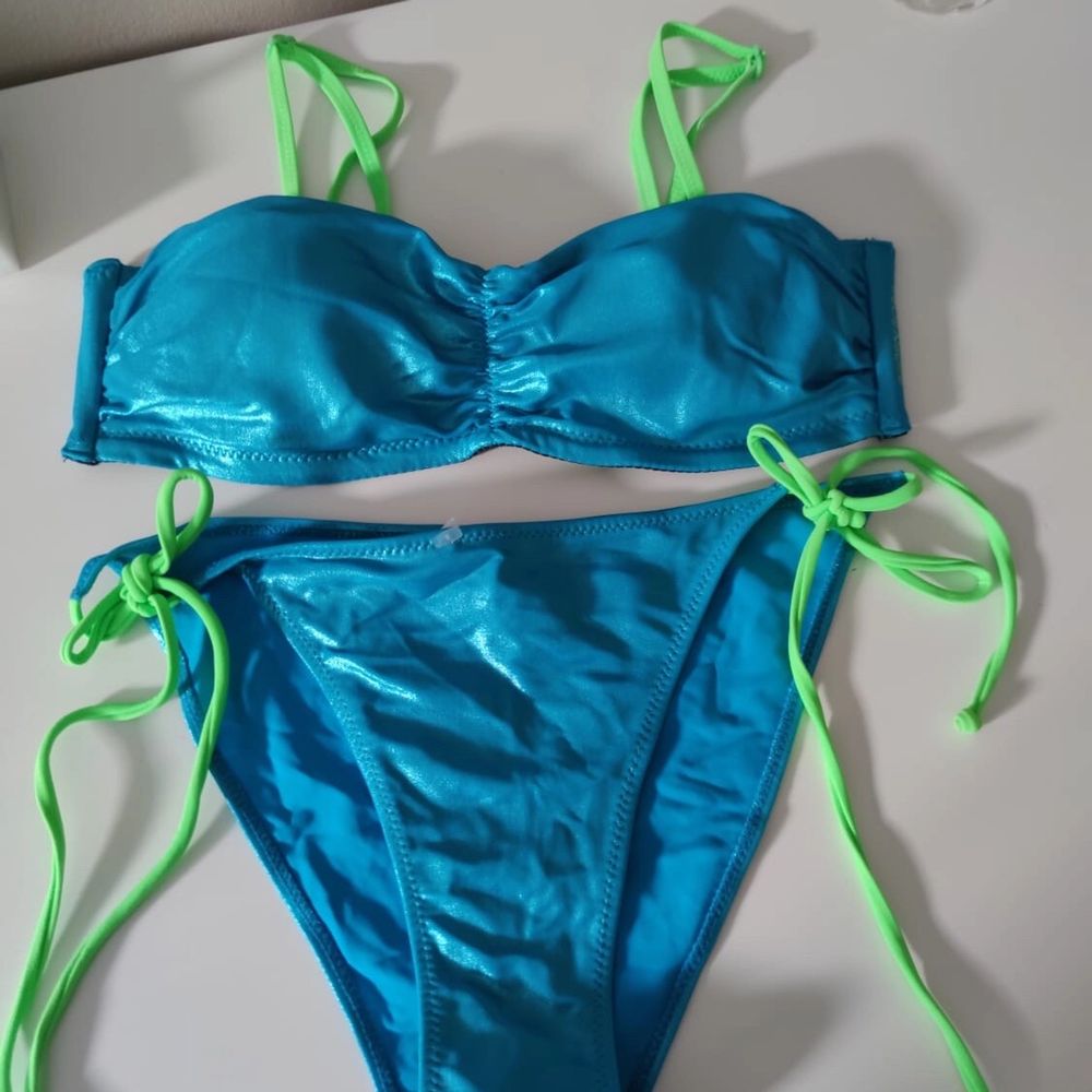 HELT NY OANVÄND BIKINI FRÅN BJÖRN BORG, i turkos och grön neon detaljer, trosorna är höga och plomberade från butik se bild, i strl M men passar också en S• köparen står för frakt • Jag ansvarar ej för postens eventuella slarv. . Övrigt.