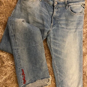Jeans från replay - Ett par snygga jeans ifrån replay i storlek 27. Vid anklarna är det en snygg skurning vid anklarna. 250kr eller först i kvarn. Frakt 66kr!😇💝