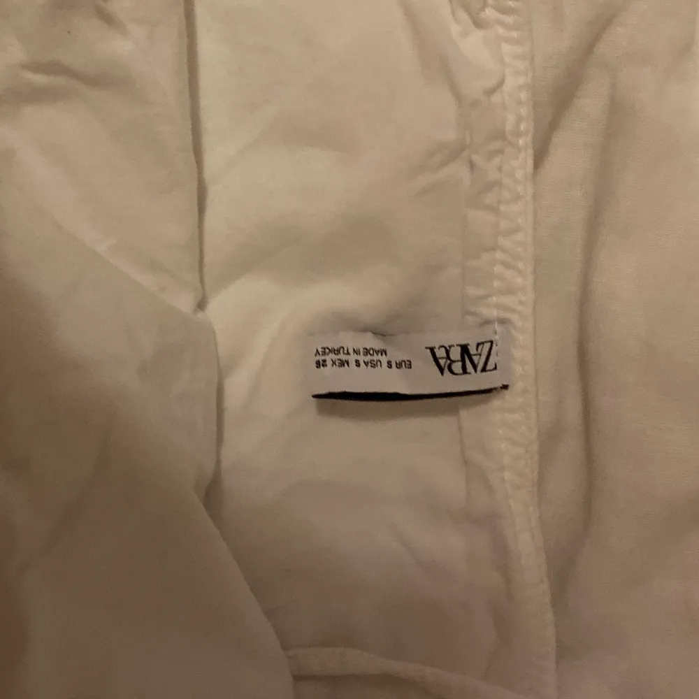supersöt vit jeans material klänning från ZARA i Storlek S. Använd 1 gång💗💗. Klänningar.