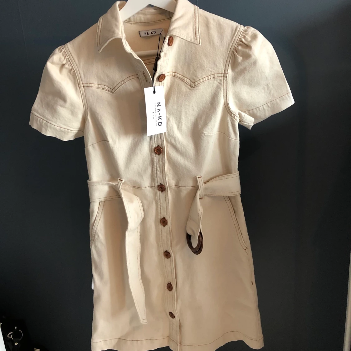 Ljus klänning i jeansmaterial - 90